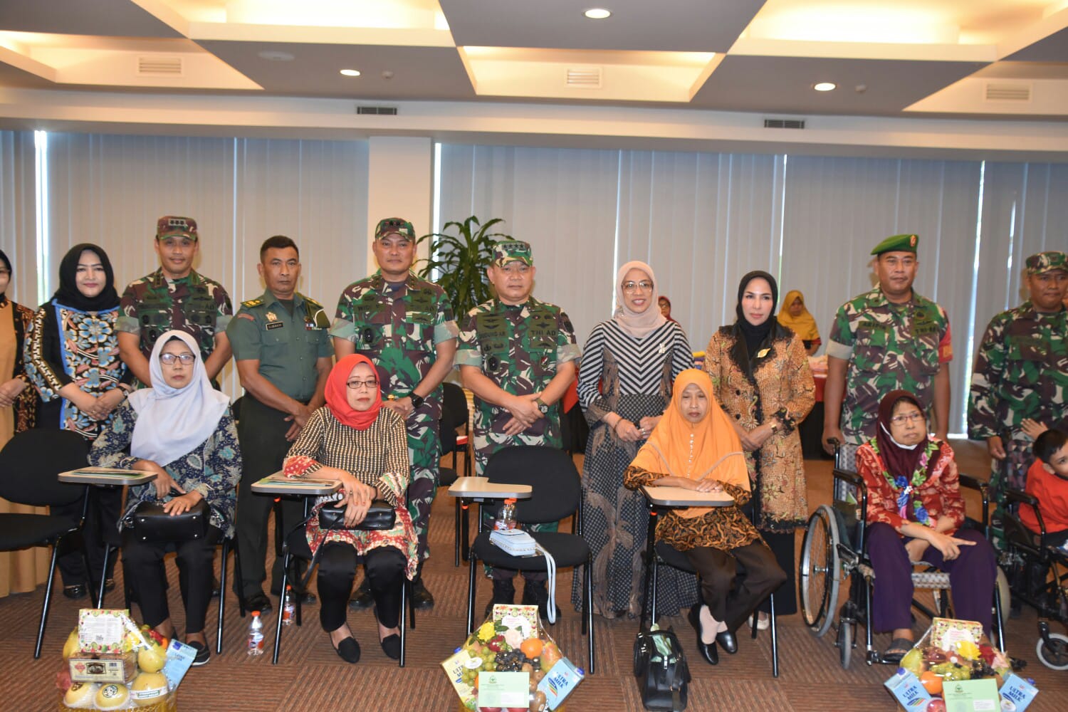 Ketua Umum Persit Kartika Chandra Kirana Ny. Rahma Dudung Abdurachman Berikan Tali Asih